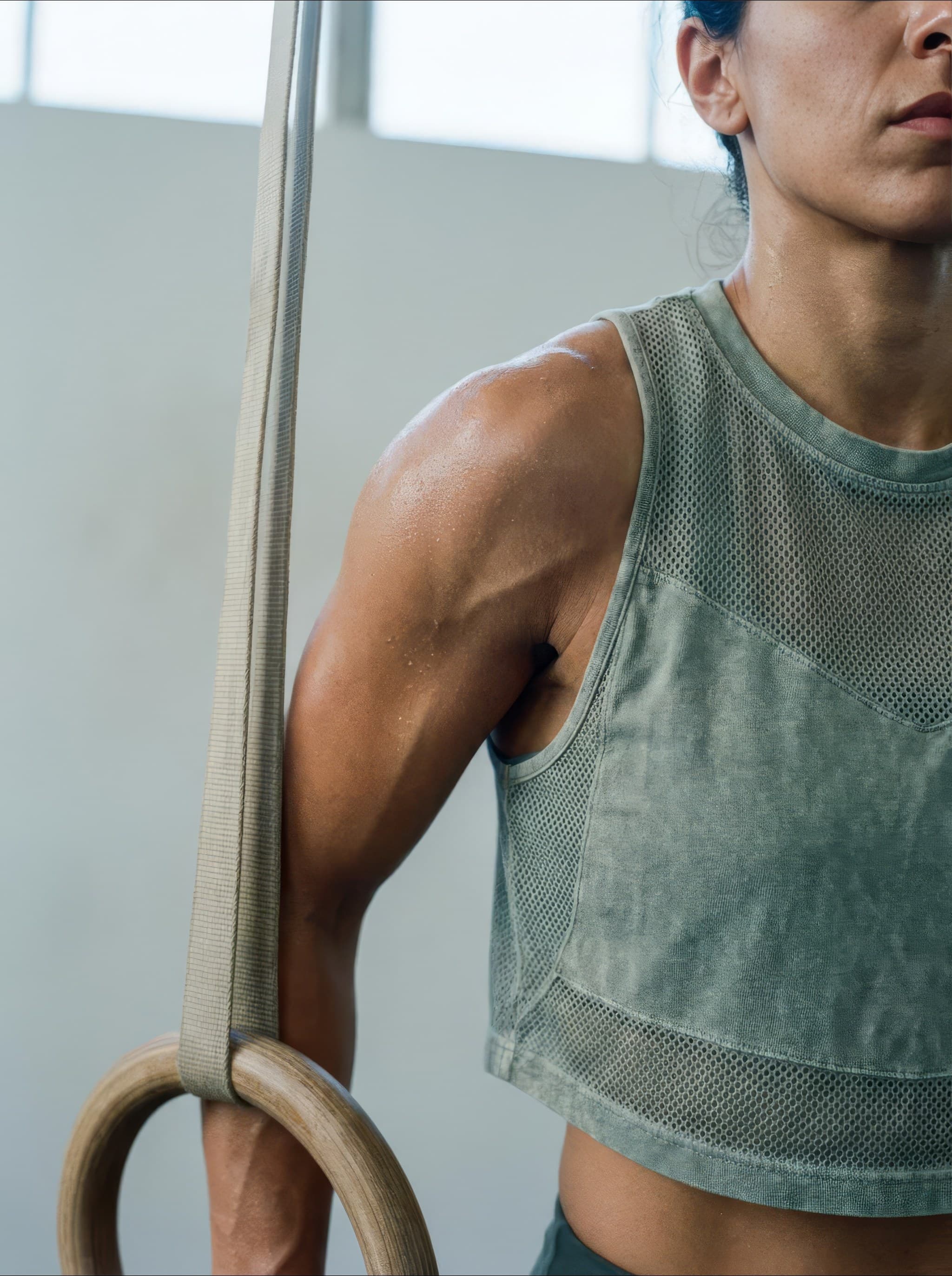 Una entrenadora en la puerta de su estudio, al caer la tarde